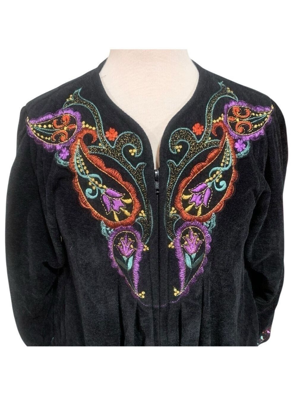 Vntg embroidered Vanity Fair black plush front zip house robe with two pockets - Picture 2 of 7